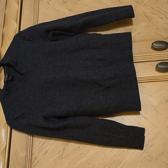 Banana Republic Ultra Fine Merino Sweater. Grey Colored. Size Large - Picture 3 of 8